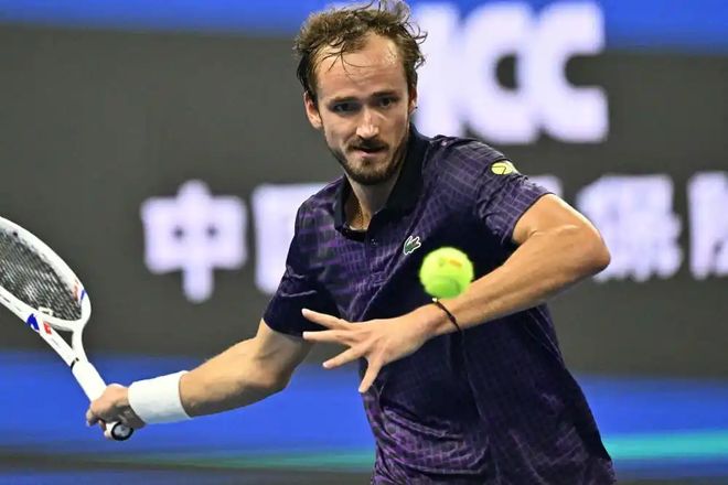 西班牙网球队碾压美国网球队,梅德韦杰夫绝境逆转的简单介绍 西班牙网球队碾压美国网球队,梅德韦杰夫绝境逆转的简单介绍