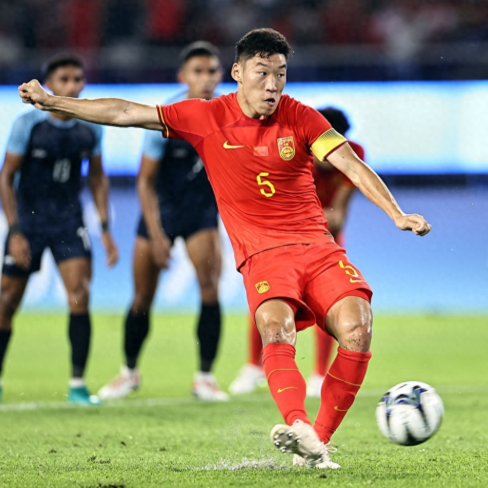 LPL赛事观看-国际足球赛事中中国球员身姿矫健令人震撼的简单介绍