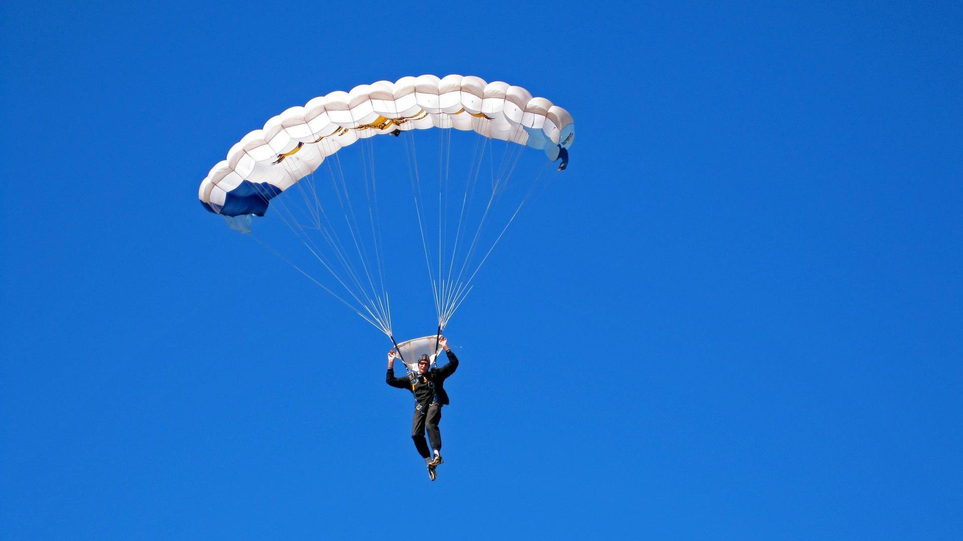 文班亚马闪耀巴黎，广厦力克新疆，体育之夜的东方与西方